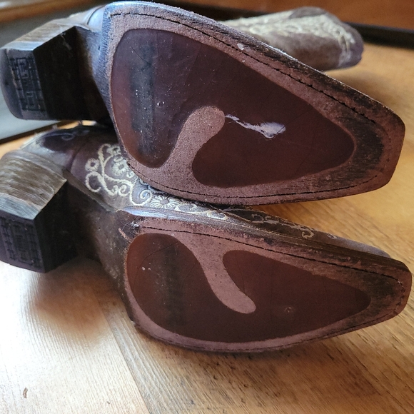 Corral Boots With Cream Embroidered Design - Picture 7 of 9